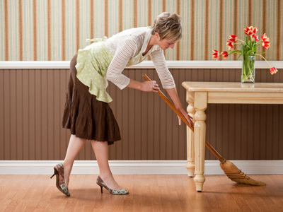 Multiples illustration | Cleaning under the table