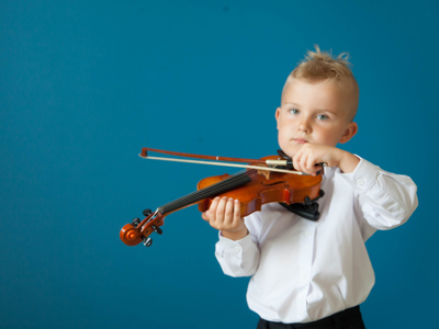 Child learning the violin