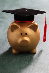 Piggy bank wearing mortarboard hat